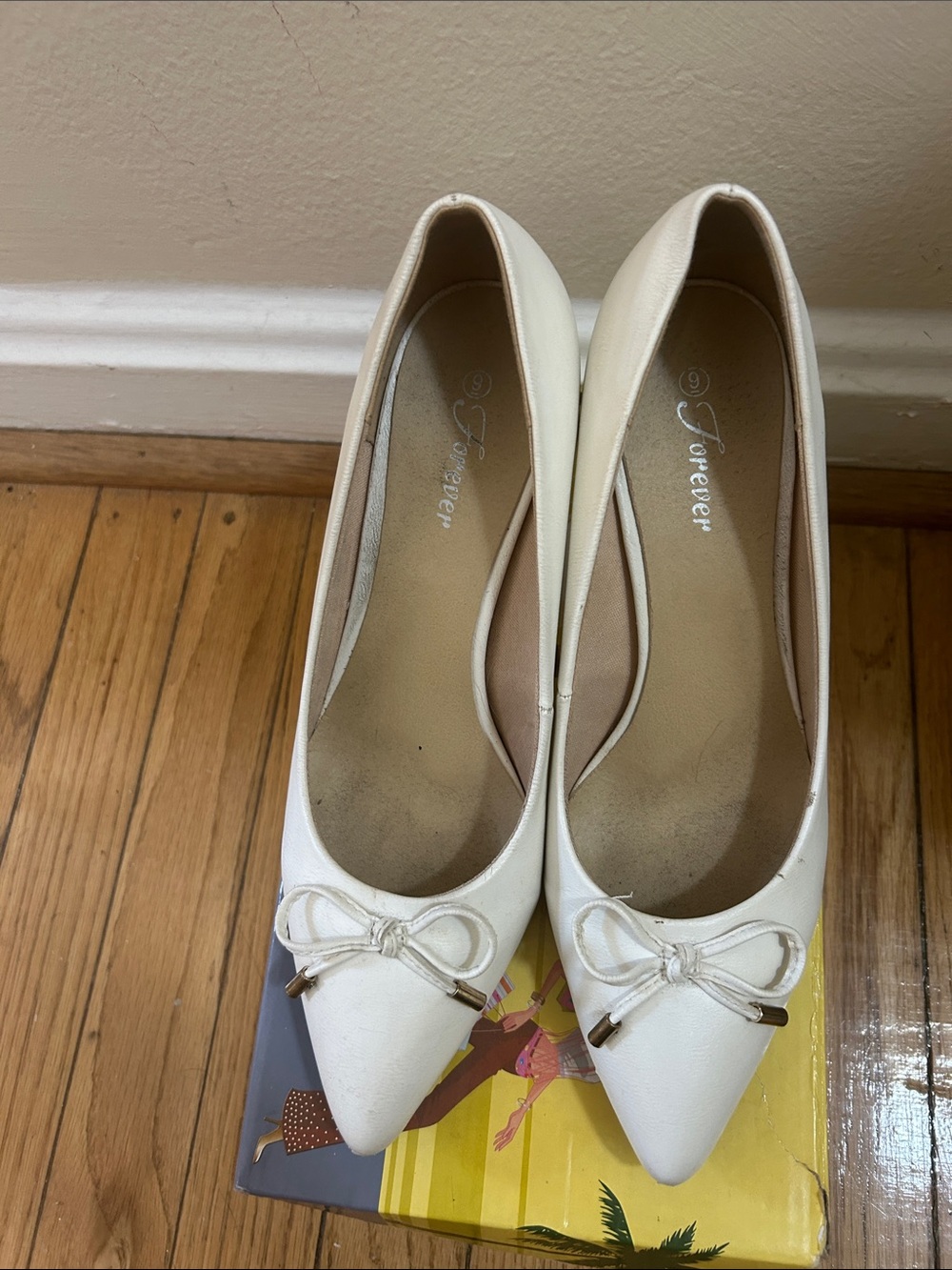 White Pointed Toe Bow Heels 🌹 - Picture 2 of 11